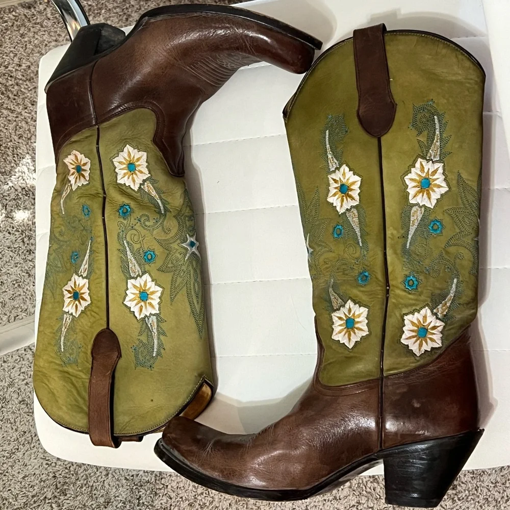 **RARE!** Embroidered Western Boots - Picture 3 of 6